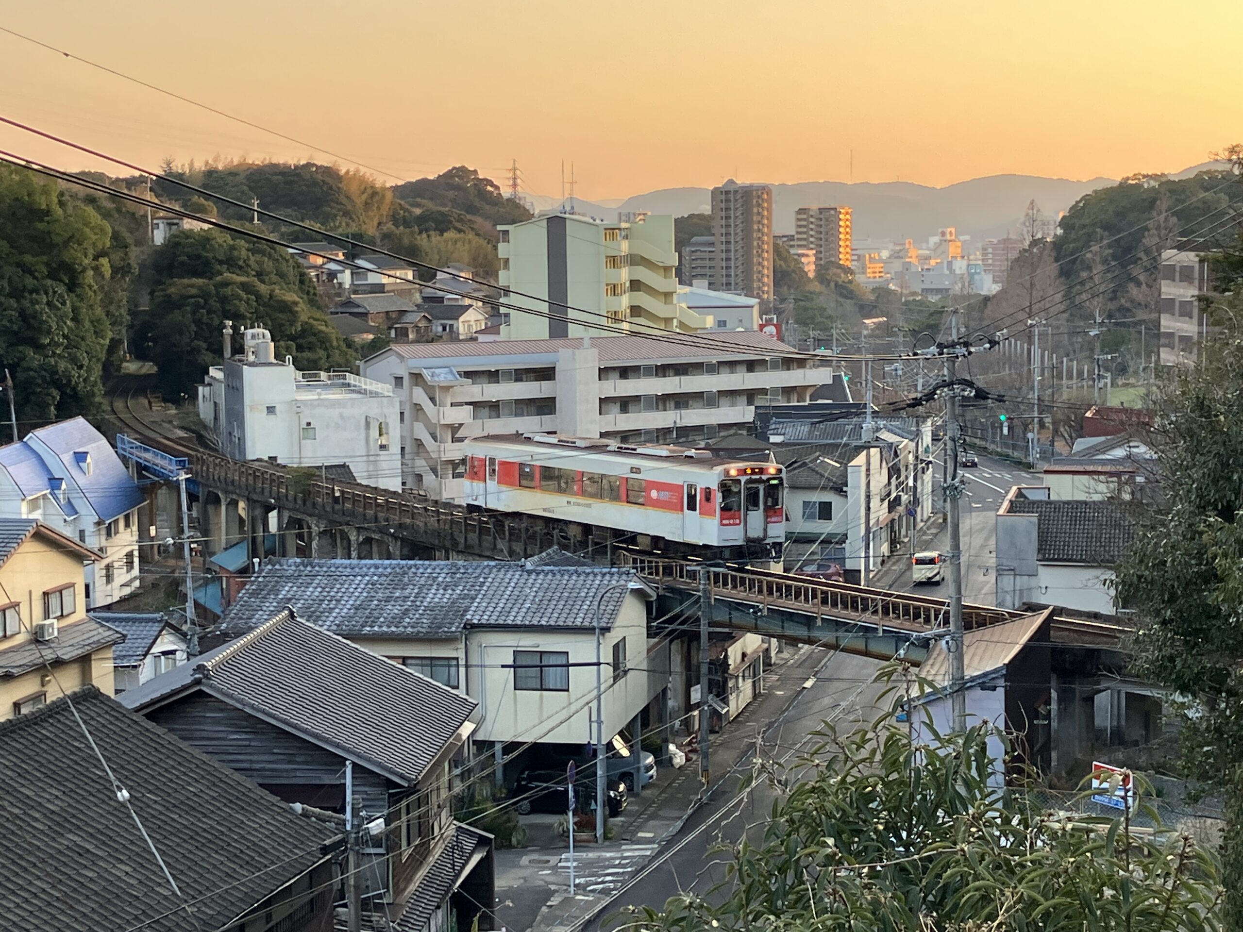 花園町高架橋とMR-600形