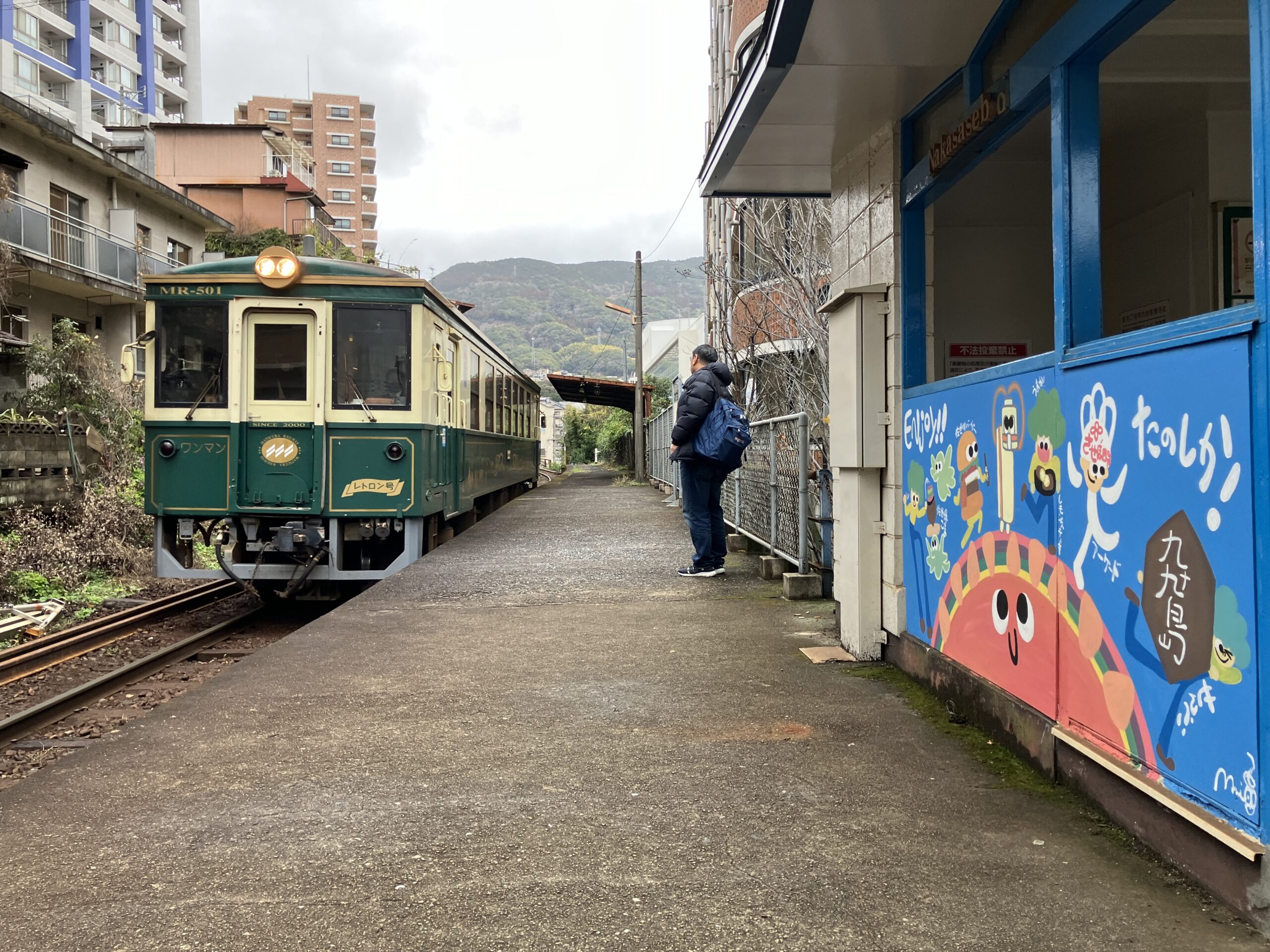 中佐世保駅とレトロン号