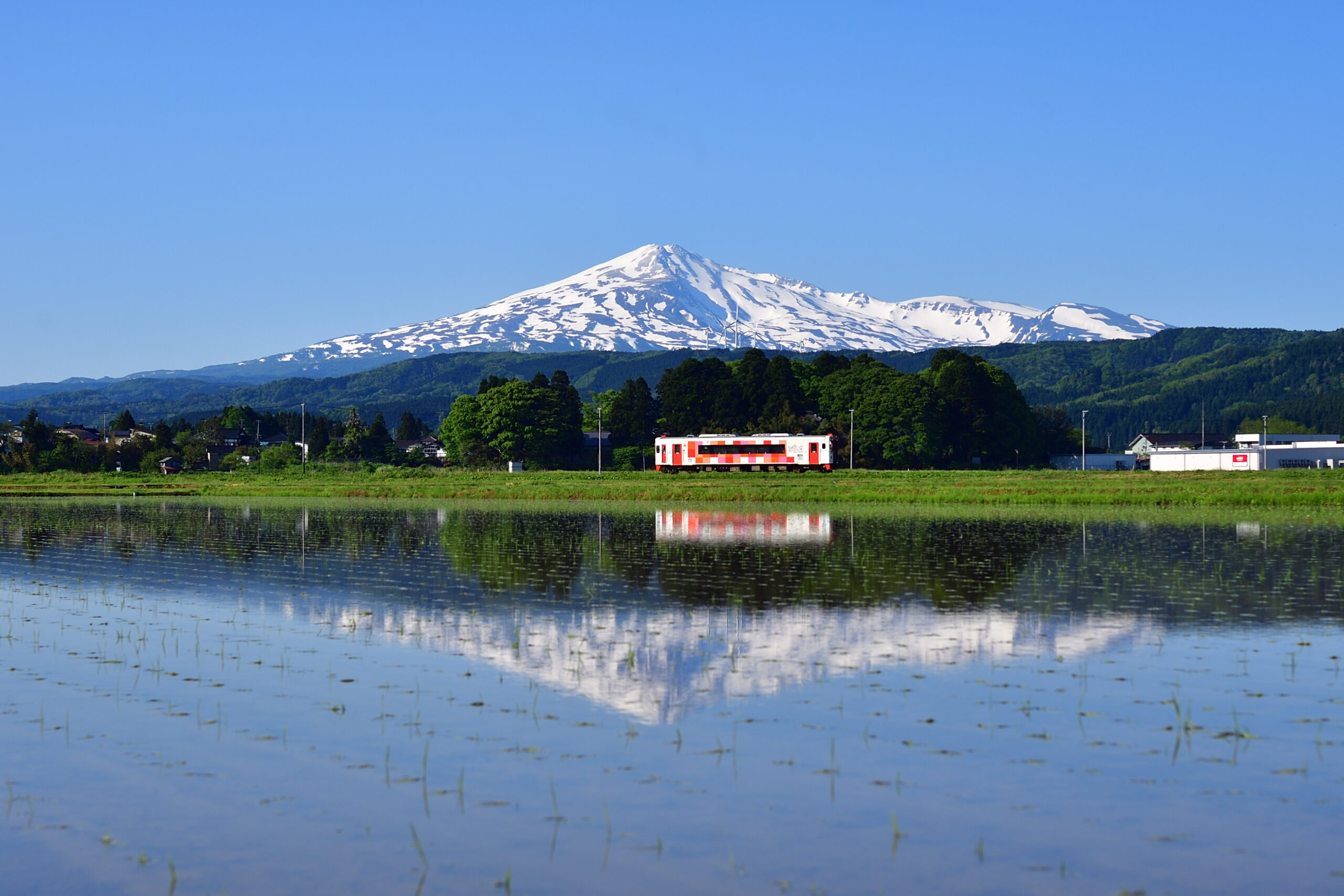 261001【由利高原鉄道㈱】①　鳥海山を背景に颯爽と走る由利鉄列車