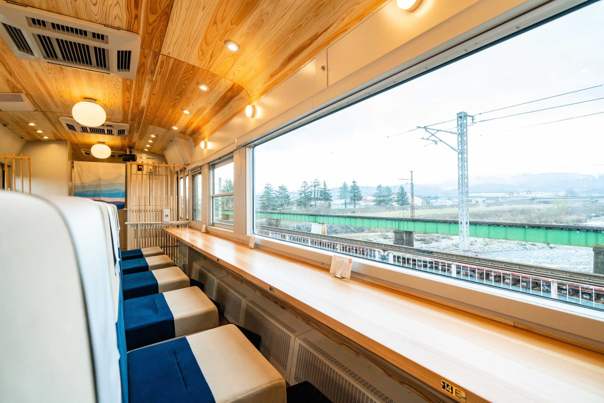 広い窓から眺めを楽しめる