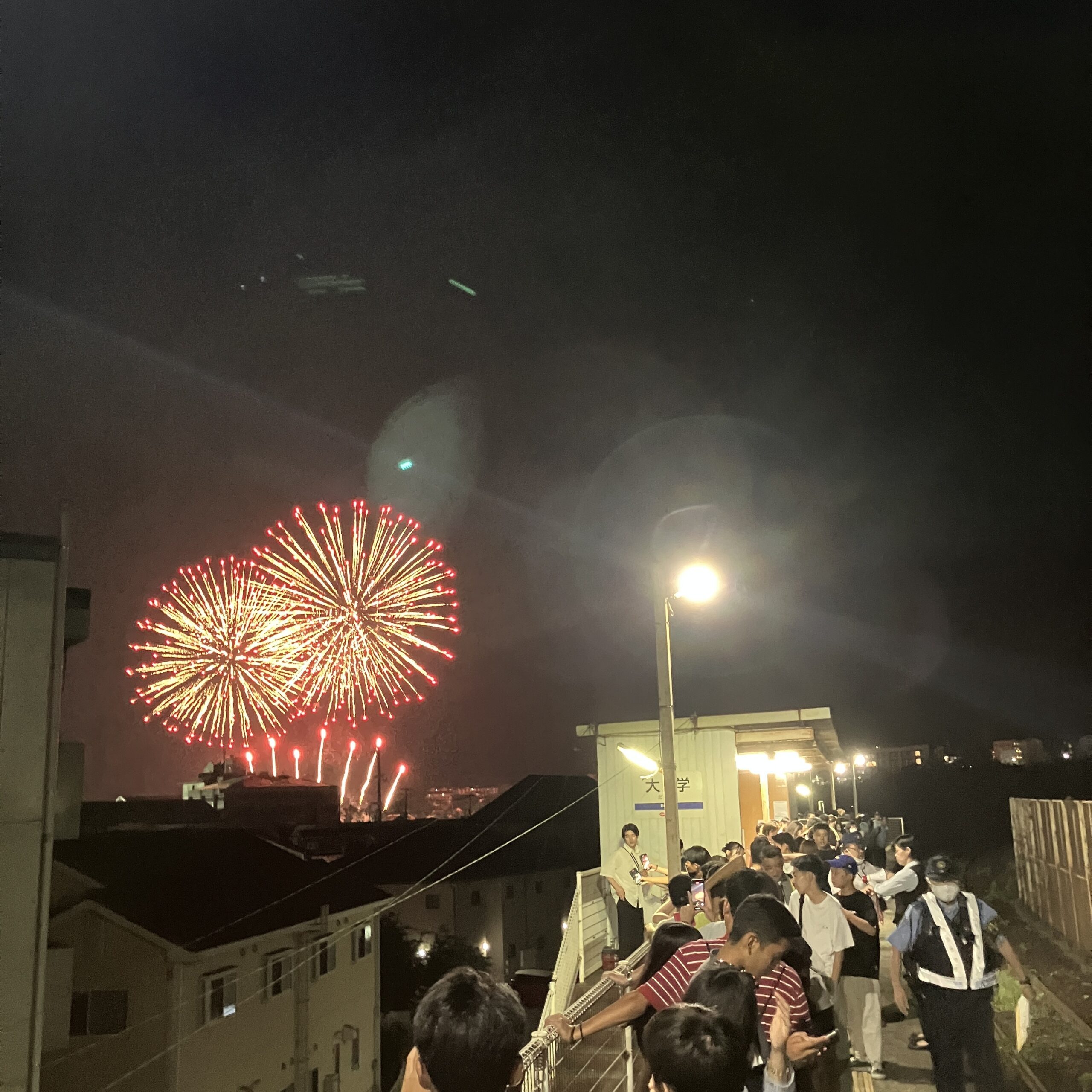 大学駅でのホームの様子