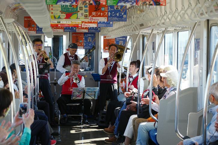 列車内での演奏の様子