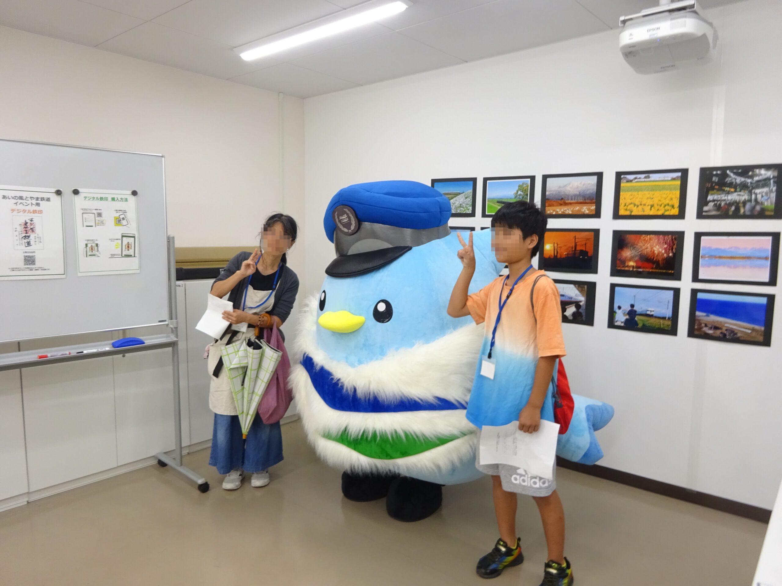 マスコットキャラクター「あいの助」との記念撮影写真